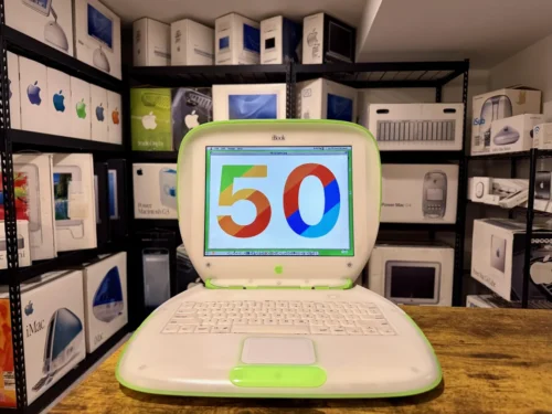 crédit: https://www.reddit.com/r/VintageApple/comments/1s9i2dk/happy_50th_birthday_apple_computer/
