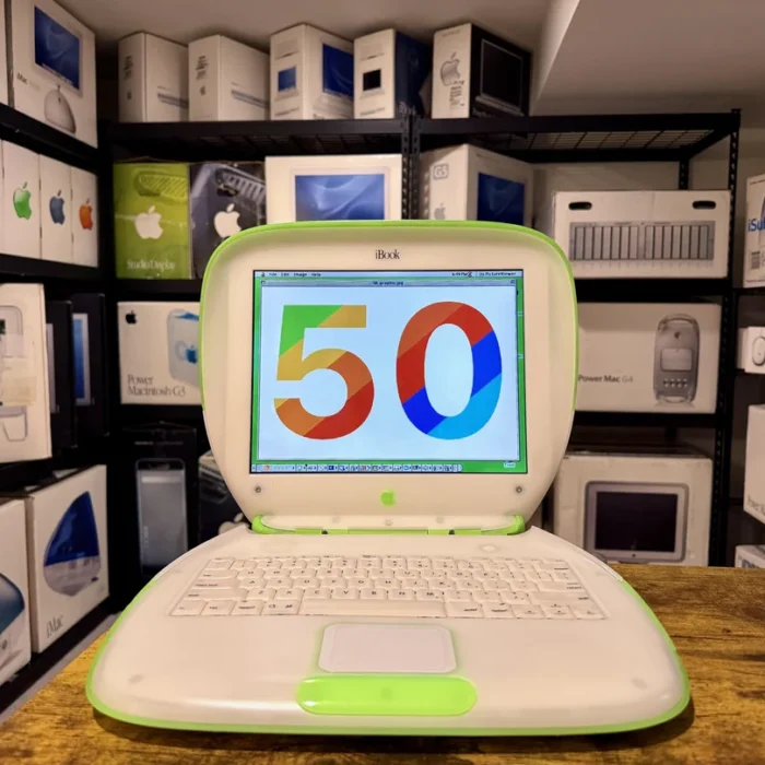 crédit: https://www.reddit.com/r/VintageApple/comments/1s9i2dk/happy_50th_birthday_apple_computer/